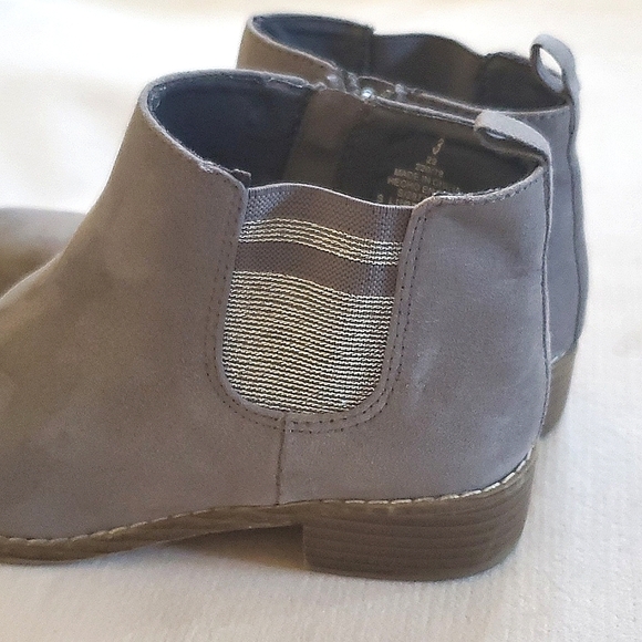 Old Navy Girls Grey Faux Suede Inner Zipper Ankle Boots Size 3 - Picture 6 of 10
